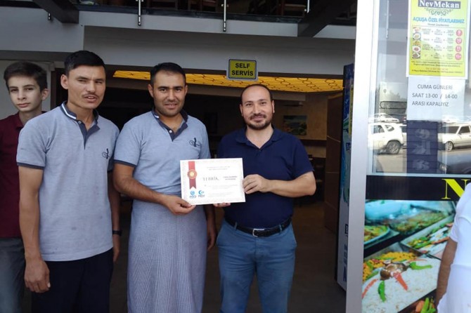 AGD'den cuma saati dükkânlarını kapalı tutan esnaflara tebrik