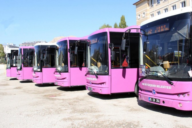 Divê sepana otobusên pembe bo pîrekan bê destpêkirin