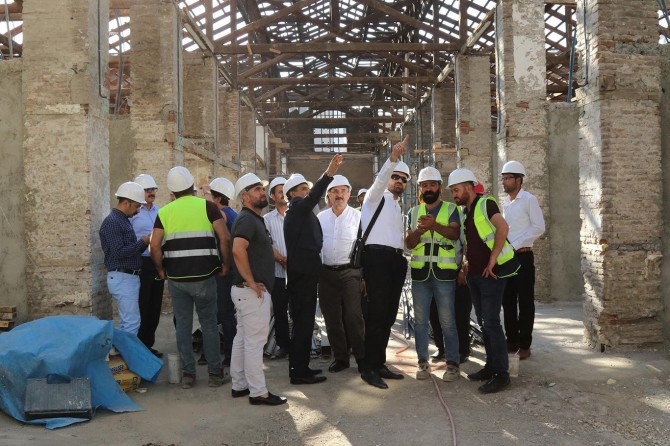 Tarihi Peynirciler Çarşısında restorasyon sürüyor