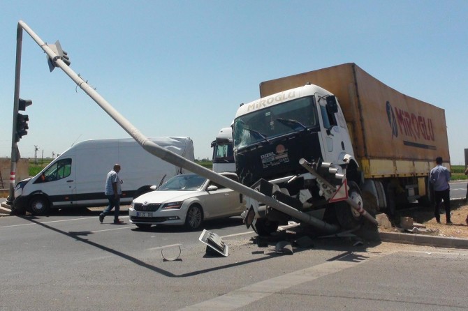 Tarihi İpek Yolu’nda freni boşalan TIR, kırmızı ışıkta duran araçlara çarptı