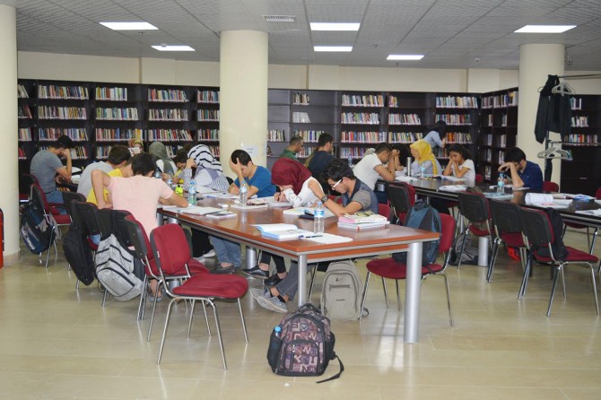 ​Kütüphaneler okumadan çok çalışma mekânı olarak kullanılıyor
