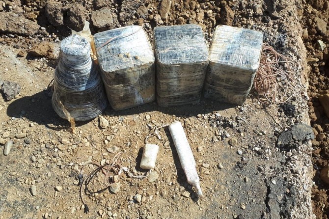 Bitlis Çalıdüzü köyü mevkiinde yola tuzaklanmış el yapımı patlayıcı ele geçirildi
