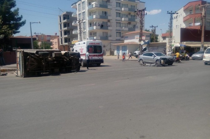 Otomobil ile kamyonet çarpıştı: Bir yaralı