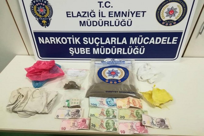 Gömdükleri uyuşturucuyu çıkarırken yakalandılar