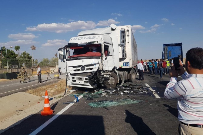 TIR’lar kafa kafaya çarpıştı: 2 yaralı