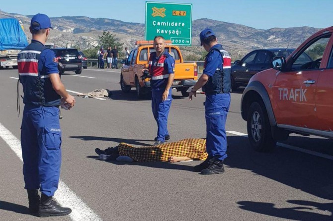 Karayolları işçilerine otomobil çarptı: 2 ölü