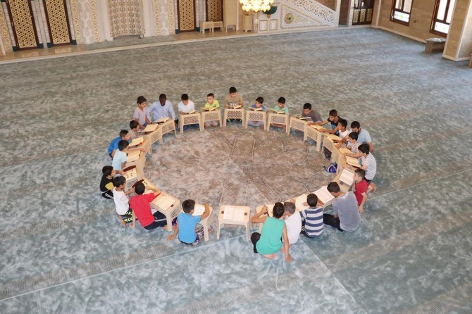 ​Nijeryalı Hafız çocuklara gönüllü Kur'an-ı Kerim öğretiyor