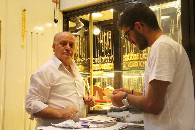 Diyarbakır'da vatandaş yastık altında tuttuğu altınını satıyor