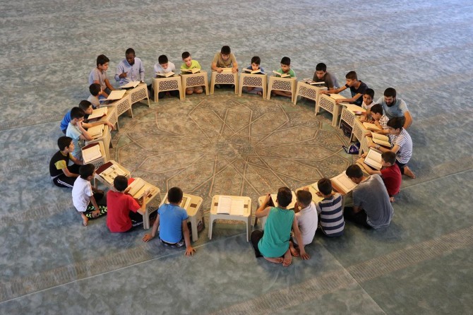 Hafizê Nîjeryayî bi dildarî ji zarokan re Qur’ana Kerîm hîn dike