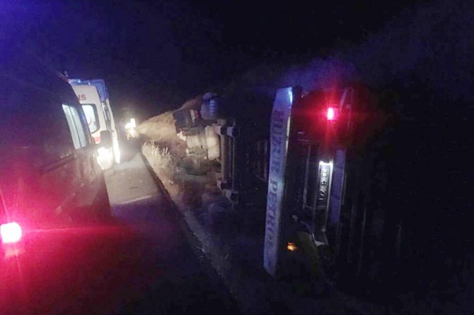 Şanlıurfa Siverek'te küçükbaş hayvan yüklü TIR devrildi: 2 yaralı
