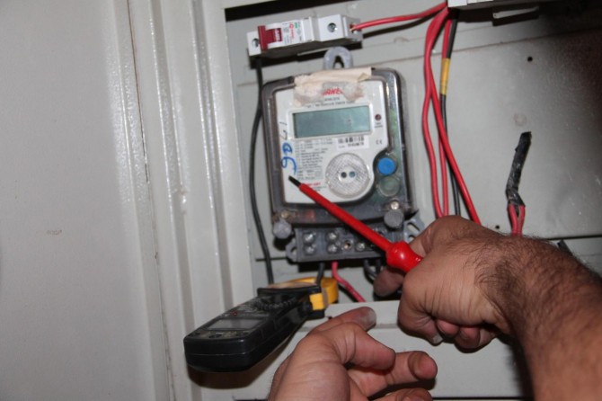 Kaçak kontrolü yaparken elektrik akımına kapıldı