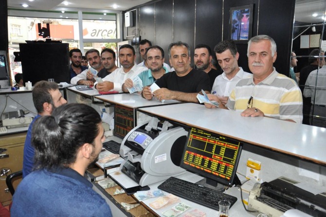 Batman’da döviz bozan STK’lardan ekonomiye destek