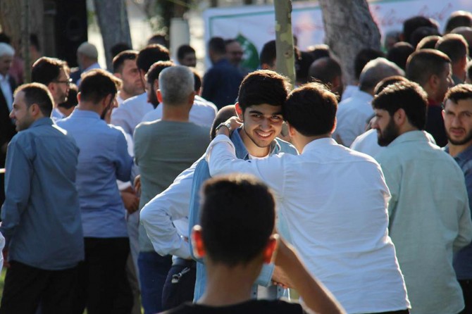 Bayramı mesajlaşarak değil kucaklaşarak kutlayalım