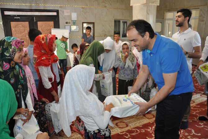 Batman'da MÜSİAD’dan Kur’an öğrenen yüzlerce çocuğa ayakkabı yardımı