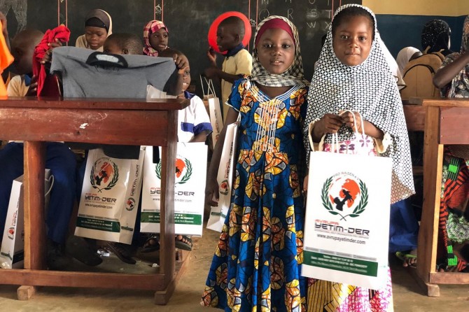 Afrikalı yüzlerce yetim bayram öncesi giydirildi