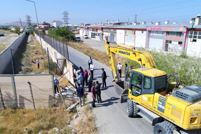 Van’da yol genişletme çalışması başladı