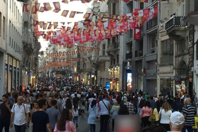 Ülke gündemini oluşturan birçok sorunun nedeni tesettürsüzlüktür
