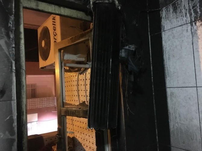 Mardin Nusaybin'de split klima yangına neden oldu