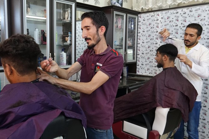 Şanlıurfa Viranşehir'de berberlerin yoğun mesaisi başladı