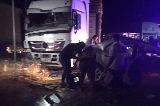 Elazığ Kovancılar'da otomobil park halindeki TIR'a çarptı: 3 ölü