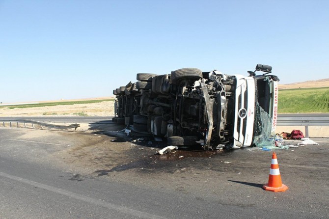 ​Mardin Nusaybin'de kömür yüklü TIR devrildi: 1 ölü 1 yaralı