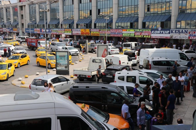 ​Bayram yoğunluğu otogar giriş çıkışlarını kilitledi