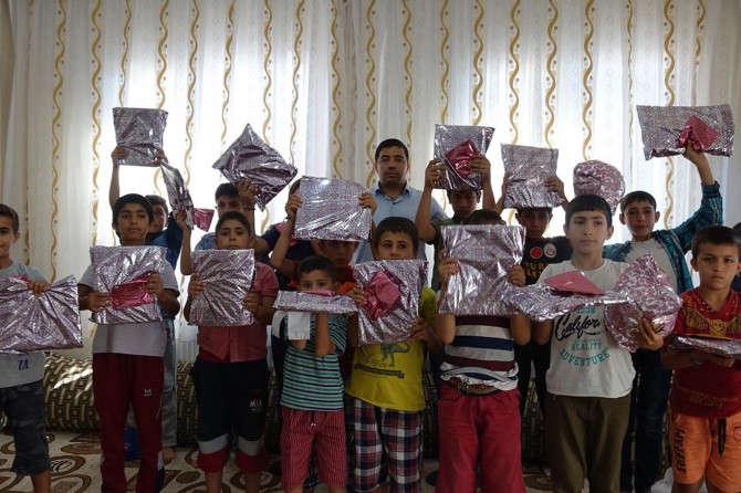 ​Şanlıurfa Viranşehir'de namaz eğitimde derece yapan çocuklara hediye
