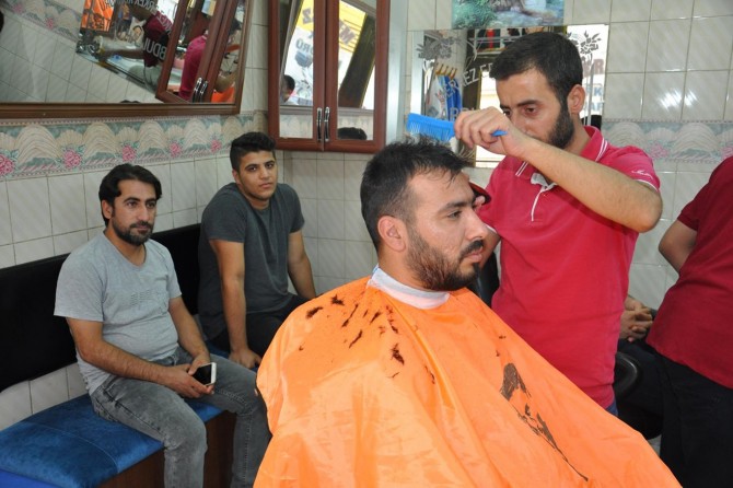 Batmanlı terzi ve berberlerin bayram yoğunluğu