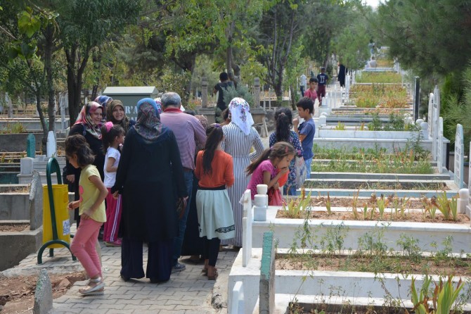 Kabristanlarda arefe yoğunluğu