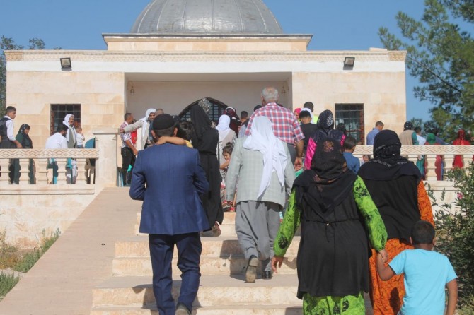 Eyyüp Nebi türbesi ziyaretçi akına uğradı