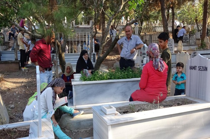 Siirtliler mezarlığa akın etti