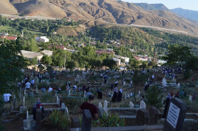 Bitlis’te binlerce kişi mezarlığa akın etti