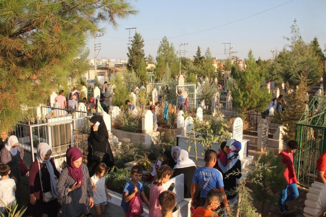 Mardin Midyat'ta mezarlıklara ziyaretçi akını