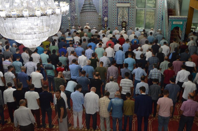 Siirtliler bayram namazı için camileri doldurdu