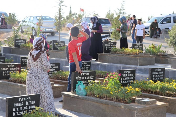 Mezarlıkları sadece arefe günleri değil devamlı ziyaret etmeliyiz