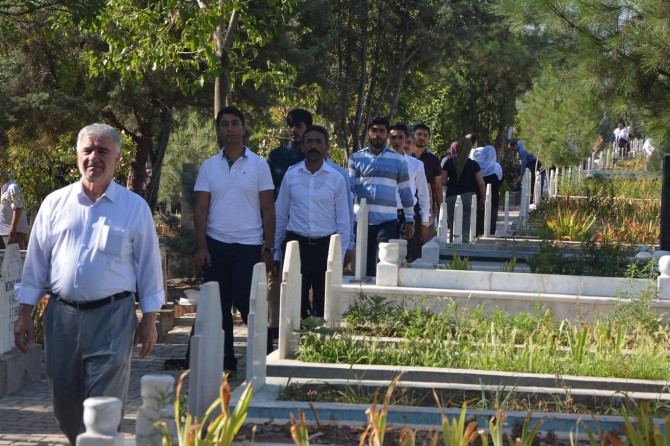 Batmanlılar yakınlarının kabirlerini ziyaret etti