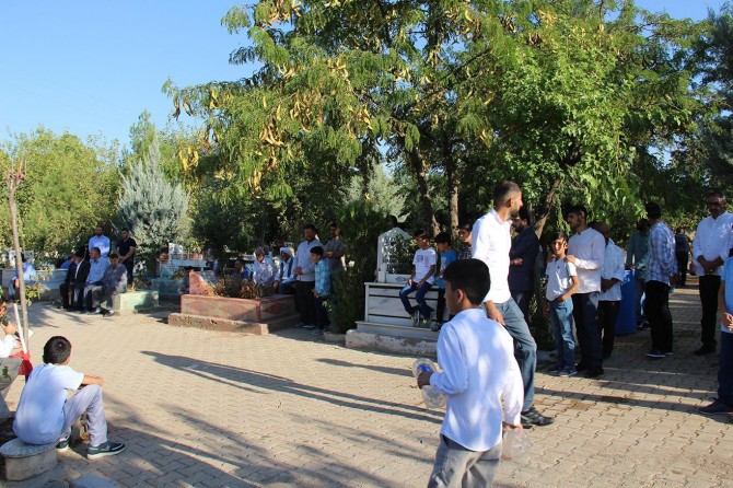 Kurban eti dağıtırken katledilen Yasin Börü ve arkadaşları kabirleri başında anıldı