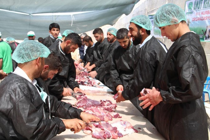 Umut Kervanı yüzlerce aileye kurban eti ulaştırdı