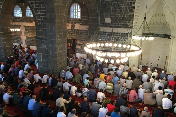 Di nimêja îdê de mizgeft tije bûn