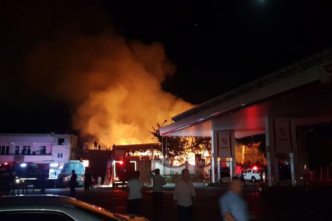 Şanlıurfa Oduncular Pazarında büyük yangın
