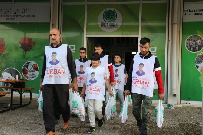 Yasin Börü ve arkadaşlarının yerine kurban eti dağıttılar