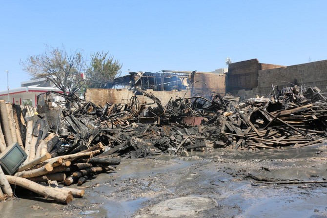 ​Şanlıurfa Oduncu Pazarındaki yangın 2 milyon TL’lik hasara neden oldu