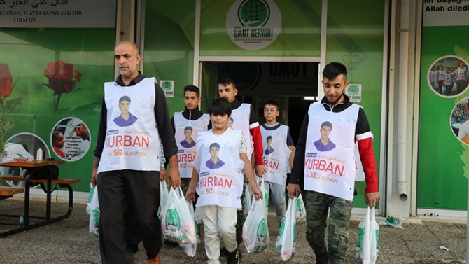 Li ser navê Şehîd Yasîn û hevalên wî goştê qurbanan belav kirin