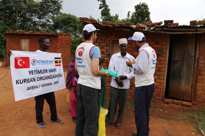 ​Hayırseverlerin bağışladığı kurban etleri Uganda'da dağıtıldı