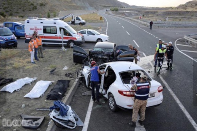 Cars collide in Erzincan kills 7 people including 3 children