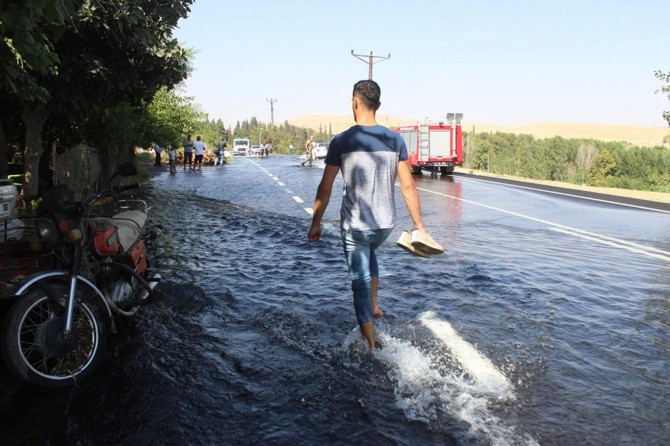 Mardin Nusaybin'de içme suyu şebekesi patladı