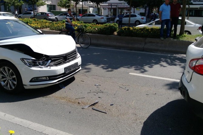 Batman Turgut Özel Bulvarı'nda zincirleme trafik kazası