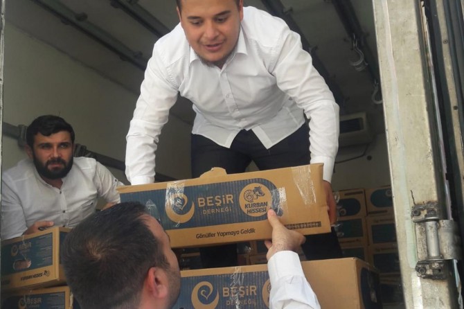 Medreselere kurban eti ve kitap dağıtıldı