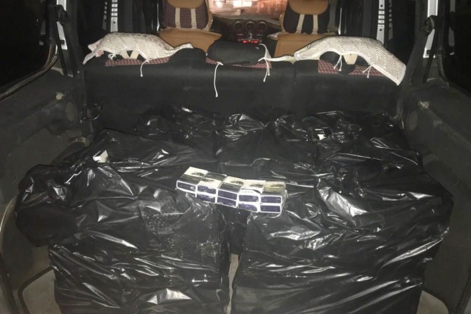 Park halindeki araçtan kaçak sigara çıktı