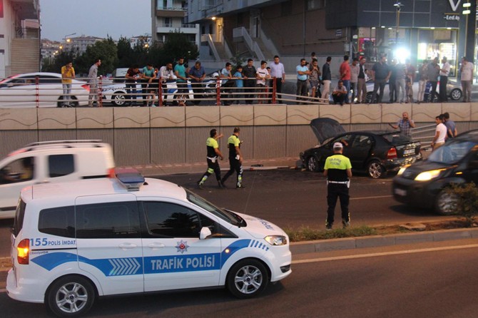 Diyarbakır'da seyir halindeki otomobil üst geçitten düştü